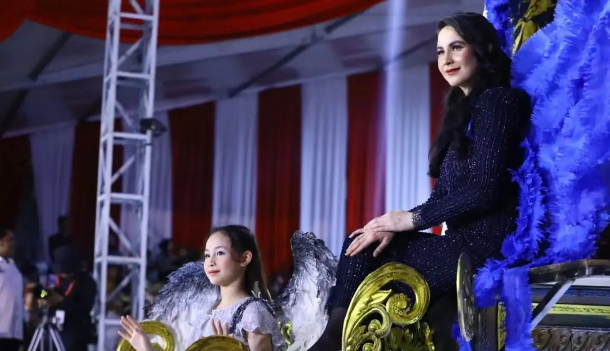 Wajahnya dipoles makeup bold yang dengan lipstik warna merah. Sementara rambutnya ditata bergaya half up. [Instagram/arumibachsin_94]