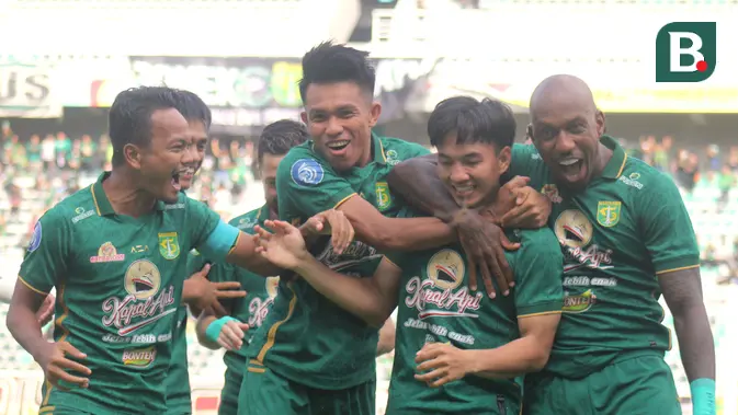 Pemain Persebaya Surabaya merayakan gol yang dicetak Muhammad Iqbal dalam laga kontra PSS Sleman pada pekan ke-27 BRI Liga 1 2023/2024 di Stadion Gelora Bung Tomo, Surabaya, Minggu (3/3/2024) sore WIB. Persebaya menang 2-1 atas PSS dalam laga ini. (Bola.com/Aditya Wany)
