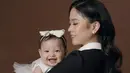 Jessica juga membagikan potretnya saat menggendong baby Julia Eden yang kenakan dress tutu bernuansa putih.  [Foto: Instagram/ Jessica/ Valencia Tanoe]