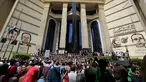 Ribuan wartawan Mesir menyerukan pemecatan menteri dalam negeri negara itu setelah polisi menangkap dua wartawan, di Press Syndicate, Kairo, Rabu (4/5). Sebelumnya wartawan, Mahmoud El Sakka dan Amr Badr ditangkap pekan lalu. (REUTERS/Staff)