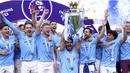 Pemain Manchester City, Ilkay Gundogan, mengangkat trofi setelah memastikan diri menjadi juara Liga Inggris di Stadion Etihad, Manchester (21/5/2023). (AP Photo/Jon Super)