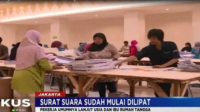 Ada 80 orang yang bertugas melipat surat suara untuk 6.449 TPS se-Jakarta Selatan.