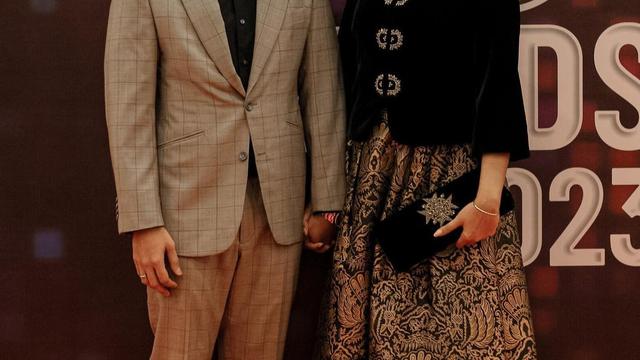 Adu Gaya Bangsawan Kembar dari Erina Gudono dan Aaliyah Massaid yang Kenakan Kebaya Sama, Siapa yang Lebih Terlihat Ningrat?