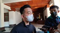 Wali Kota Solo, Gibran Rakabuming Raka meminta maaf kepada masyarakat Yogyakarta atas terjadinya gesekan dengan suporter Persis Solo.(Liputan6.com/Fajar Abrori)