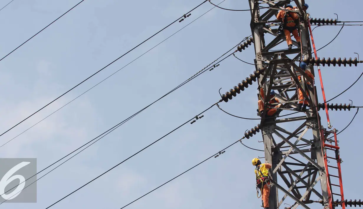 Pasukan Elit PLN saat beraksi di Menara Sutet Jalan Asia Afrika, Jakarta, Rabu (12/8/2015). Pekerjaan tersebut mengandung resiko besar karena jaringan listrik masih dipelihara tanpa dipadamkan. (Liputan6.com/Helmi Afandi)