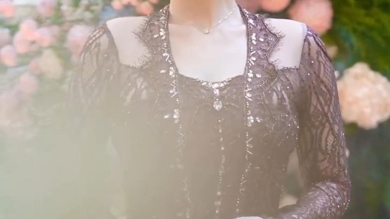 Potret Cantik Celine Evangelista Pakai Kebaya Jawa dengan Bordir Nama Sendiri di Belakang