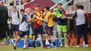 Staf pelatih berusaha menenangkan pemain Timnas Spanyol U-17 yang memprotes wasit saat melawan Jerman U-17 pada babak perempat final Piala Dunia U-17 2023 di Jakarta International Stadium (JIS), Jumat (24/11/2023). (Bola.com/M Iqbal Ichsan)
