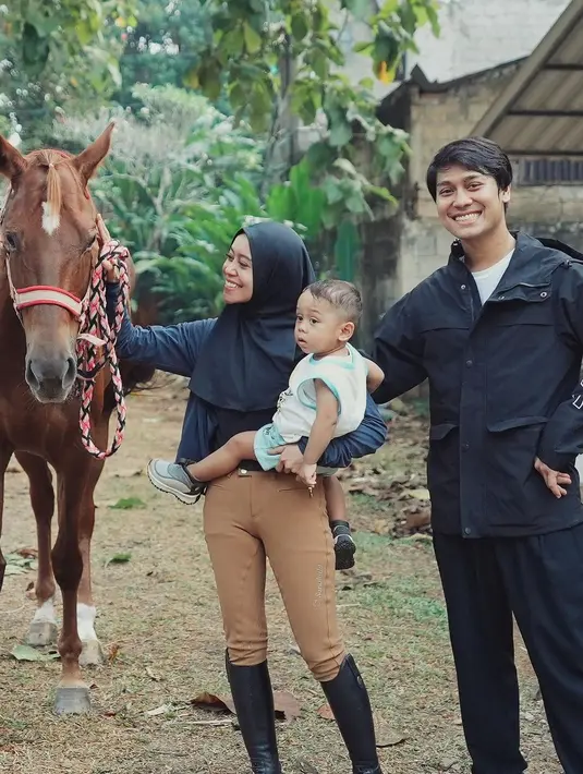 Selain Lesti Kejora dan Margin Wieheerm, ada juga Bertrand Peto, Rafathar, Sarwendah. Bahkan Irfan Hakim sampai punya enam ekor kuda yang ia pelihara. Selain jadi hobi, kuda artis ini kerap mencuri perhatian. (Liputan6.com/IG/@lestykejora)