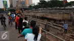 Sejumlah warga melihat proses pembongkaran Jembatan Velbak di Jalan Latumenten, Jakarta Barat, Rabu (9/11). (Liputan6.com/Johan Tallo)