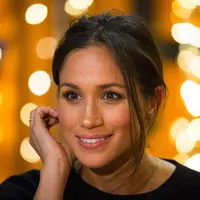 Meghan Markle dan ibunya sendiri sangat dekat. Meghan bahkan kesulitan untuk hidup berpisah dengan ibunya. (DOMINIC LIPINSKI  POOL  AFP)