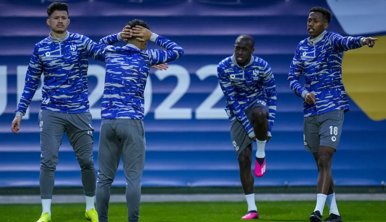 Para pemain Al Hilal mengikuti sesi latihan jelang laga final Piala Dunia Antarklub 2022 melawan Real Madrid, di Complexe Mohammed VI Football di Rabat, Maroko, Jumat (10/2/2023). Anggota timnas Arab Saudi di Piala Dunia 2022 itu begitu percaya diri menjelang duel kontra Real Madrid.  (AP Photo/Manu Fernandez)