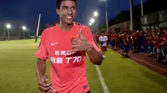 Paulinho, eks bintang Tottenham Hotspur mencetak gol spektakuler dari jarak 37 meter. Gol tersebut tercipta saat timnya Guangzhou Evergrande melawan Kashiwa Reysol di perempat final LIga Champions Asia.