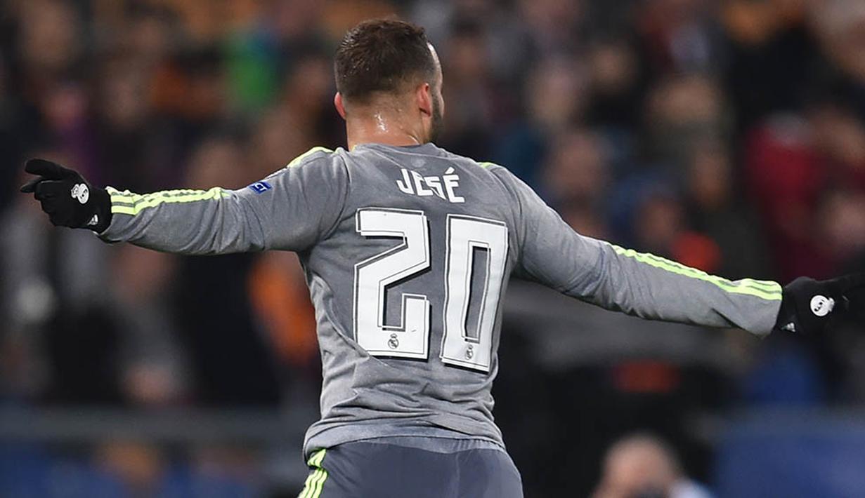 Penyerang Real Madrid, Jese, merayakan gol yang dicetaknya ke gawang Roma. Sementara gol kedua Los Blancos dicetak oleh Jese pada menit ke-86 melalui operan dari Luca Modric. (AFP/Alberto Pizzoli)