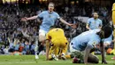 Pemain Manchester City, Kevin De Bruyne (kiri) merayakan golnya ke gawang Wolverhampton dalam laga lanjutan Liga Inggris 2024/2025 di Etihad Stadium, Manchester, Inggris, Jumat (02/05/2025) waktu setempat. (AP Photo/PA/Martin Rickett)