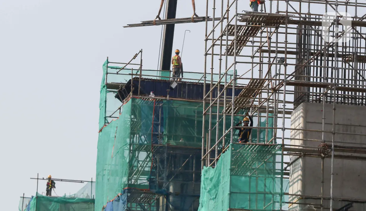 Progres proyek LRT Jakarta 1B yang membentang antara Stasiun Rawamangun hingga Manggarai saat ini sudah mencapai 22,06 persen dari rencana sebesar 21,76 persen pada periode waktu berjalan. (Liputan6.com/Herman Zakharia)