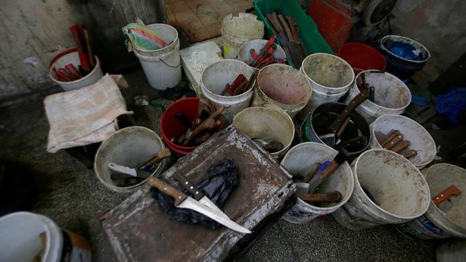 Pisau tajam yang akan digunakan untuk menyembelih hewan kurban dalam perayaan Idul Adha di sebuah lokakarya di Kota Gaza, 28 Juli 2020. Idul Adha merupakan salah satu tanggal penting dalam kalender Islam. (AP Photo/Hatem Moussa)