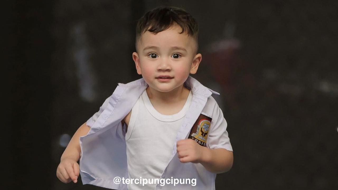 Postingan foto Rayyanza yang tampil mengenakan seragam SMA tak luput dari perhatian netizen. Mereka menuliskan berbagai komentar.<br>