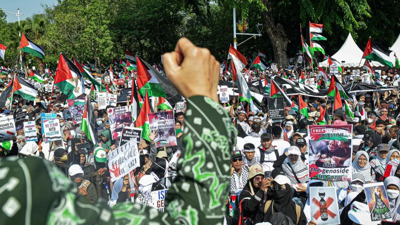 Ribuan pengunjuk rasa berbagai kalangan menggelar aksi solidaritas untuk Palestina di depan Kedutaan Besar Amerika Serikat, Jakarta, Minggu (17/12/2023).