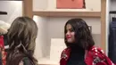 Cinta dan Selena kembali bertemu di Coach House 5th Avenue, New  York City. Terlihat para jurnalis dari media Internasional tampak mengabadikan momen tersebut. (Instagram/cintalaurakiehl)