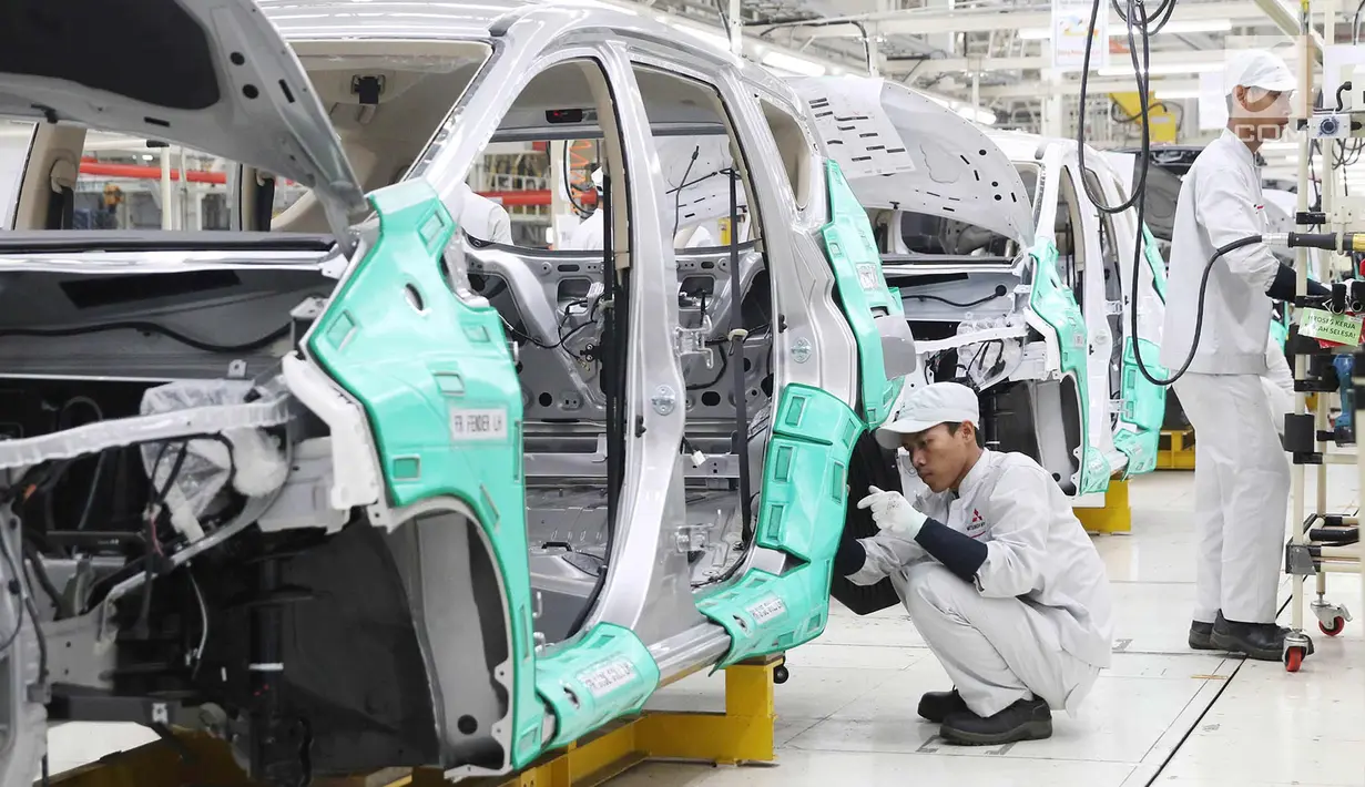 Pekerja menyelesaikan perakitan mobil Mistubishi Xpander di Cikarang, Jawa Barat, Selasa (3/10). Kendaraan model MPV ini dirancang seiring meningkatnya permintaan konsumen Indonesia terhadap kendaraan berkualitas tinggi. (Liputan6.com/Immanuel Antonius)