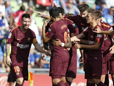 Para pemain Barcelona merayakan kemenangan atas Getafe pada laga La Liga di Stadion Alfonso Perez, Sabtu (16/9/2017). Barcelona menang 2-1 atas Getafe. (AP/Francisco Seco)