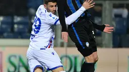 Pemain Atalanta Hans Hateboer (kanan) melompat untuk merebut bola bersama pemain Sampdoria Nicola Murru (kiri) pada pertandingan sepak bola Serie A Liga Italia di Stadion Azzuri d'Italia, Bergamo, Italia, 28 Februari 2022. Atalanta menang 4-0. (MIGUEL MEDINA/AFP)