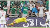Kiper Timnas Indonesia, Maarten Paes menepis tendangan penalti kapten Timnas Arab Saudi, Salem Aldawsari dalam laga putaran ketiga Kualifikasi Piala Dunia 2026 di King Abdullah Sports City Stadium, Jeddah, Jumat (6/9/2024) dini hari WIB. (Instagram/martenpaes)