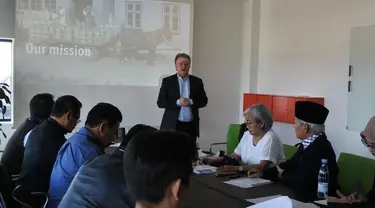 Para peternak sapi tersebut study tour ke markas Arla Foods di Denmark untuk belajar mengenai peternakan sapi organik