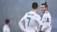 Gareth Bale dan Cristiano Ronaldo sedang berbincang di tengah laga Real Madrid melawan Paris Saint-Germain (PSG). (FRANCK FIFE / AFP)