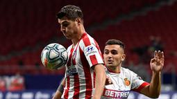 Penyerang Atletico Madrid, Alvaro Morata, berebut bola dengan bek Real Mallorca, Aleksandar Sedlar, pada laga lanjutan La Liga di Wanda Metropolitano, Sabtu (4/7/2020) dini hari WIB. Atletico Madrid menang 3-0 atas Mallorca. (AFP/Pierre-Philippe Marcou)