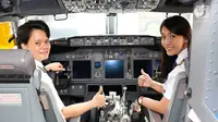 Captain Pilot Capt. Ida Fiqriah (kiri) dan First Officer/Co-Pilot Melinda (kanan) sebelum mengikuti penerbangan khusus Kartini Flight rute Jakarta - Yogyakarta di Bandara Soetta, Tangerang, Banten, Sabtu (21/4). (Liputan6.com/Immanuel Antonius)