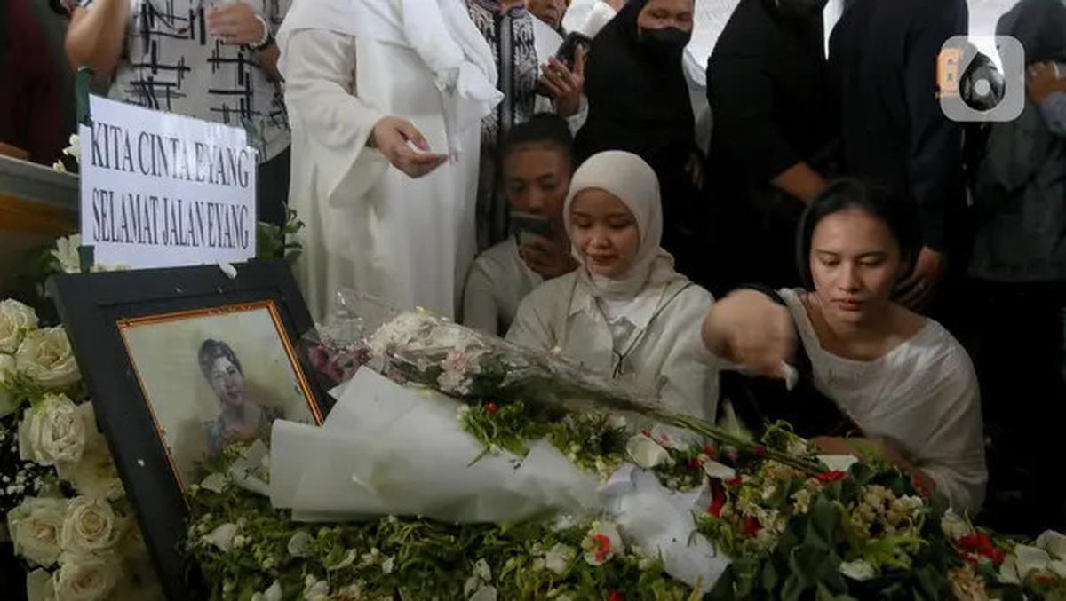 Haru Selimuti Pemakaman Penyanyi dan Artis Senior Titiek Puspa