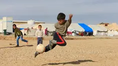 Sejumlah anak pengungsi Irak asyik bermain sepakbola di kamp Khazer, Irak (5/12). Mereka melarikan diri akibat konflik peperangan antara pasukan koalisi Irak dengan ISIS. (REUTERS / Alaa Al-Marjani)