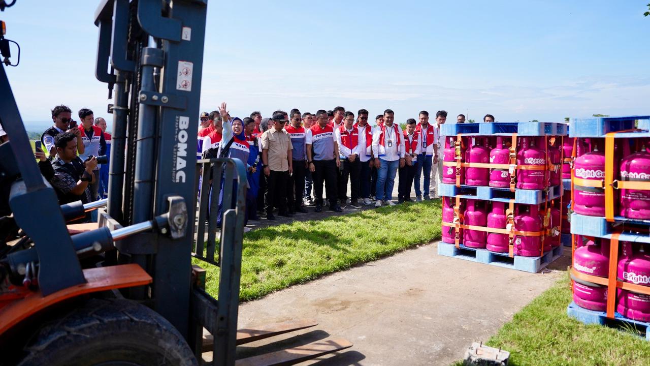 Dirut Pertamina Kawal Langsung Misi Kemanusiaan di Aceh, Kirim Ratusan LPG Bright Gas Pakai Helikompter