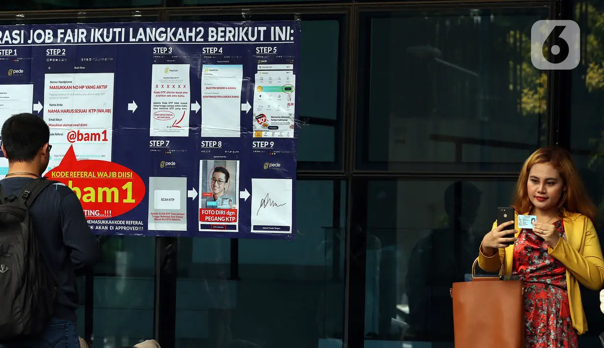 Pencari kerja mencari informasi lowongan pekerjaan saat seorang perempuan berswafoto pada acara Job Fair di kawasan Jakarta, Rabu (27/11/2019). Job Fair tersebut digelar dengan menawarkan lowongan berbagai sektor untuk mengurangi angka pengangguran. (Liputan6.com/Johan Tallo)