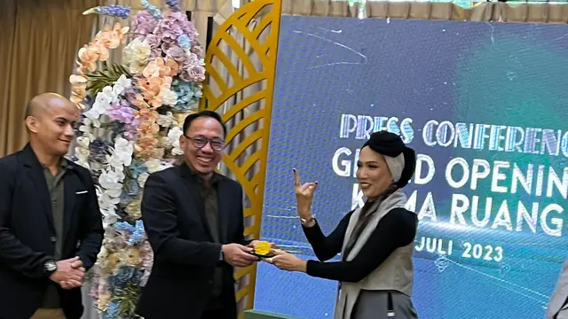 Farida Ahmad didampingi  suaminya, Yuvaldi, selaku Direktur Kama Ruang saat pembukaan.