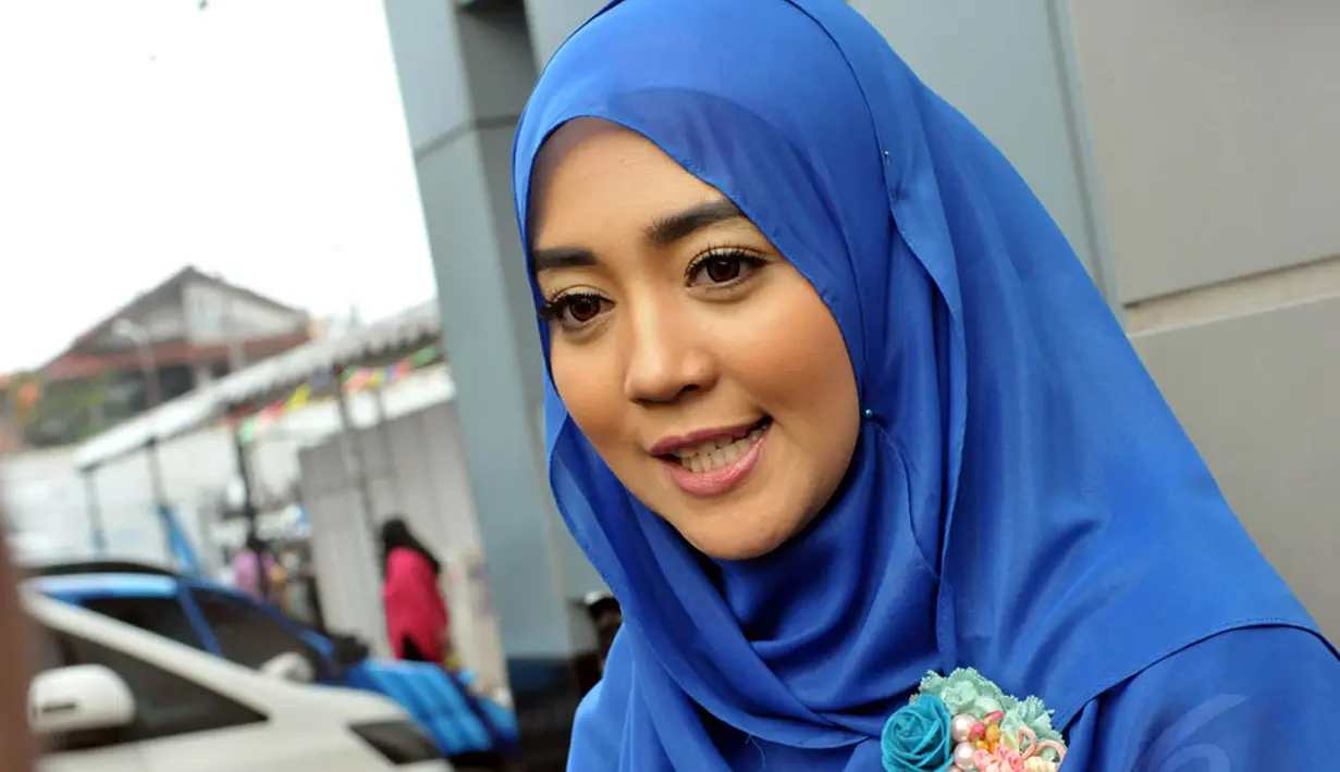 Menurut aktris dan presenter ini, panggilan ustazah hanya pantas bila ada pasangan. Sementara itu hingga saat ini dirinya masih sendiri, Jakarta, Jumat (4/7/14). (Liputan6.com/Panji Diksana)
