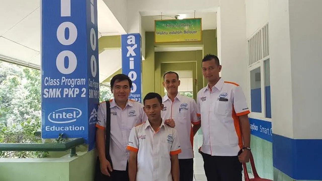Timmy Theopelus, Direktur Axioo Class Program (kiri), dan Khalim, salah satu lulusan SMK yang sudah direkrut Axioo sebagai teknisi (berdiri di sebelahnya Pak Timmy)