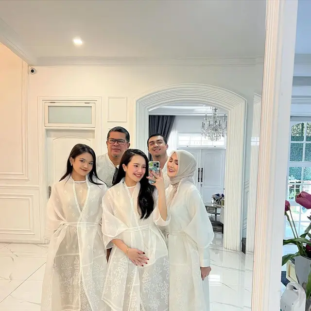 Potret 6 Keluarga Artis Pakai Baju Senada di Hari Raya Idul Adha, Makin Kompak