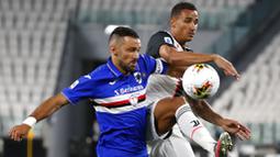 Bek Juventus, Danilo, berebut bola dengan pemain Sampdoria, Fabio Quagliarella, pada laga Serie A di Allianz Stadium, Turin, Senin (27/7/2020). Kemenangan 2-0 ini membuat juventus mengunci gelar juara Serie A musim 2019-2020. (AP Photo/Antonio Calanni)