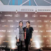 Hadiri acara fashion, Kahiyang Ayu memadukan pakaian etniknya dengan tas Bottega Veneta Mini Jodie Top Handle in Lambskin Leather with Soft Rounded Shape and Signature Knot yang ditaksir seharga Rp41 jutaan menurut situs resminya. [@ayanggkahiyang].