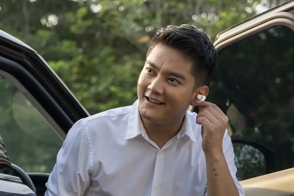 Boy William Pakai Earphone