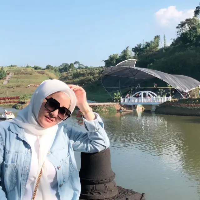 7 Potret Istri Kedua Aziz Gagap, Punya Gaya Modis dan Akrab dengan Istri Pertama