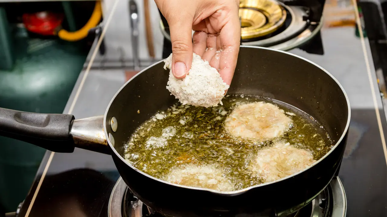 menggoreng makanan