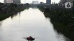Petugas SAR gabungan Pemadam, Tagana, melakukan pencarian anak yang tenggelam di Sungai Ciliwung Kanal Banjir Barat (KBB), Tomang, Jakarta, Rabu (24/11/2020). Seorang anak dikabarkan tenggelam pada siang menjelang sore tadi di kawasan tersebut. (merdeka.com/Imam Buhori)