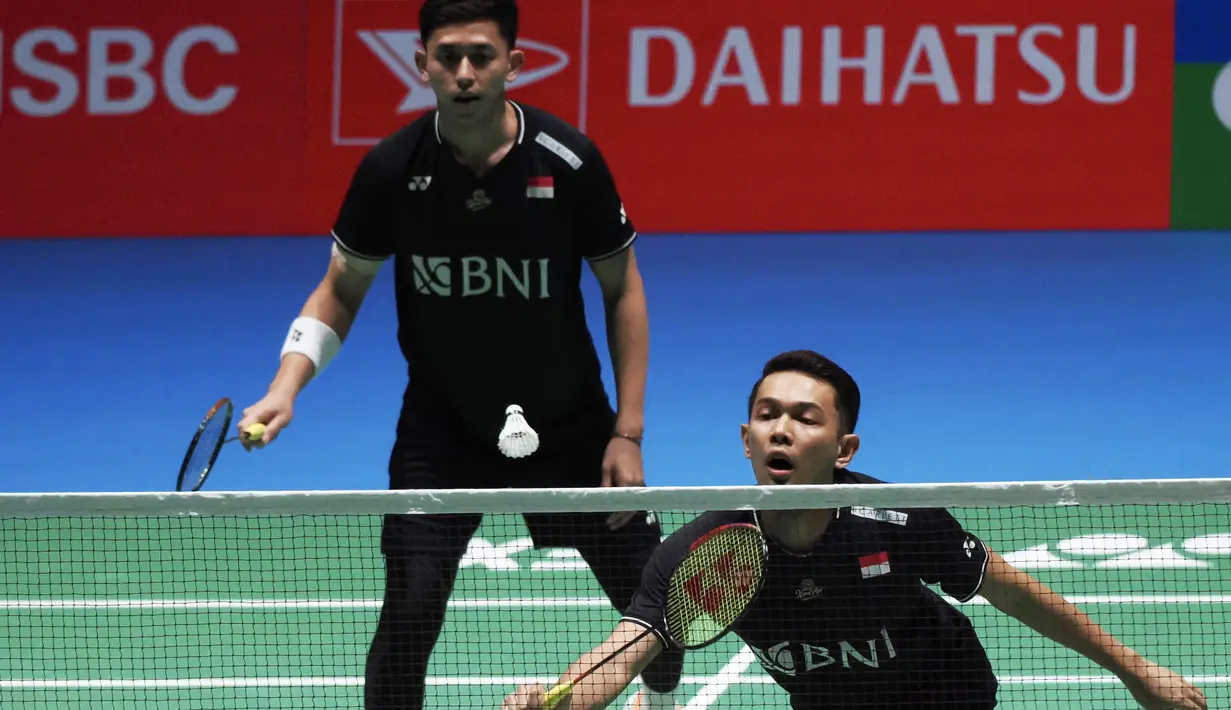 Pasangan peringkat satu dunia ini menyerah 19-21 dan 10-21 dari juara Olimpiade Tokyo 2020 dalam waktu 36 menit.  (Photo by Toshifumi KITAMURA / AFP)