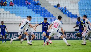 Aksi gelandang Arema FC, Valdeci saat menghadapi Persita Tangerang dalam laga tunda pekan ke-8 BRI Super League 2025/2026 di Stadion Kanjuruhan, Selasa (30/12/2025) sore WIB. (Bola.com/Iwan Setiawan)