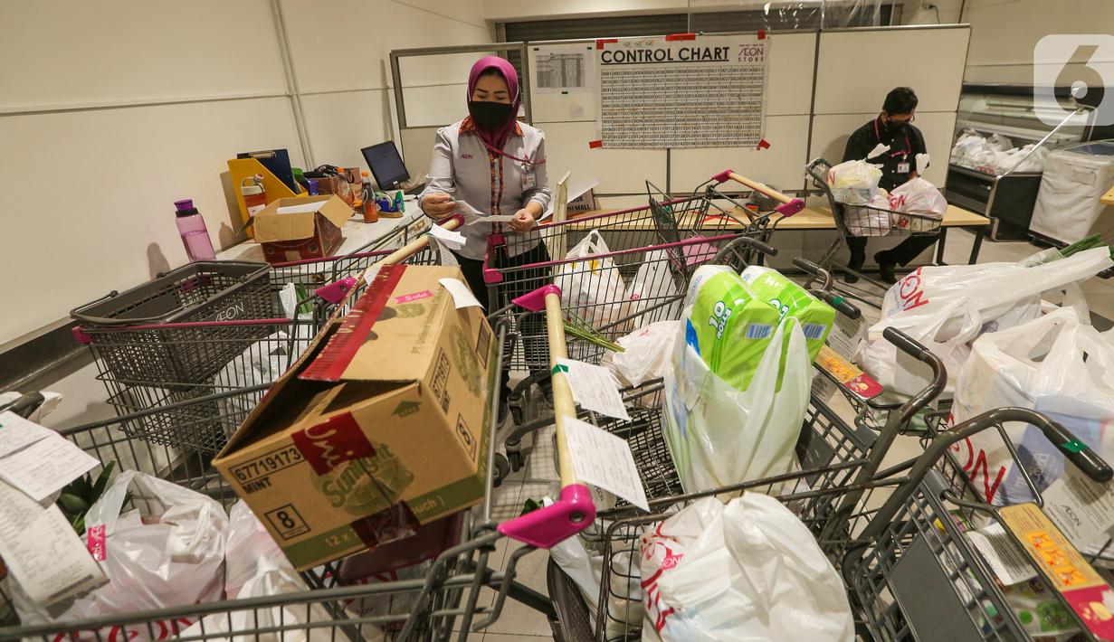 Karyawan mengecek belanja konsumen yang dipesan melalui aplikasi WA di supermarket AEON Mall BSD City, Tangerang, Rabu (3/6/2020). Hanya order melalui aplikasi WA, supermarket AEON mengantar kebutuhan belanja tanpa dikenakan biaya pengiriman selama pandemi Covid-19. (Liputan6.com/Fery Pradolo)