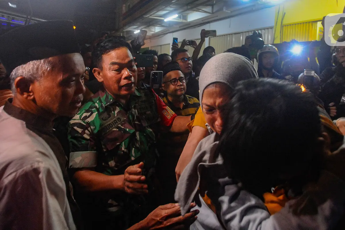 Tangis Histeris Orang Tua Sambut Siswa SMK Lingga Kencana yang Selamat