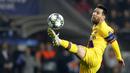 Striker Barcelona, Lionel Messi, mengontrol bola saat melawan Slavia Praha pada laga Liga Champions 2019 di Stadion Sinobo, Rabu (23/10). Barcelona menang 2-1 atas Slavia Praha. (AP/Petr David Josek)